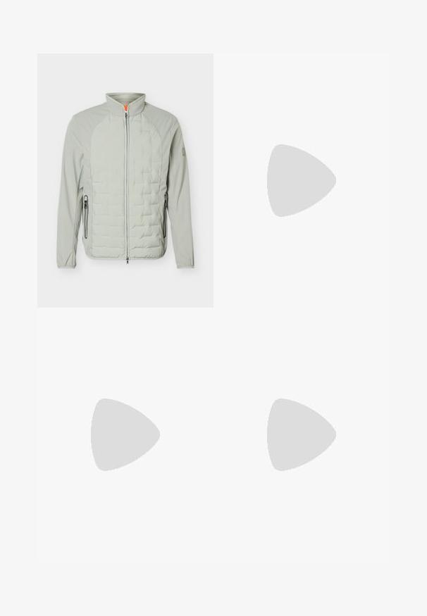 Lichtgrijs gewatteerd herenjasje met volledige ritssluiting aan de voorkant, hoge kraag en ritssluitingen aan de zijkanten.; Zwarte lange-mouw sweatshirt gemaakt van zachte stof, met een ronde hals, geribbelde manchetten en een wit logo gedrukt op de borst.; Zwarte joggerbroek van het merk Columbia met een taillekoord, zijzakken met rits en kniegedeelte met panelen, afgebeeld tegen een witte achtergrond.; Bruine en beige Timberland sneaker met zwarte veters, groene strepen, logo aan de zijkant, dikke witte middenzool en zwarte robuuste buitenzool.