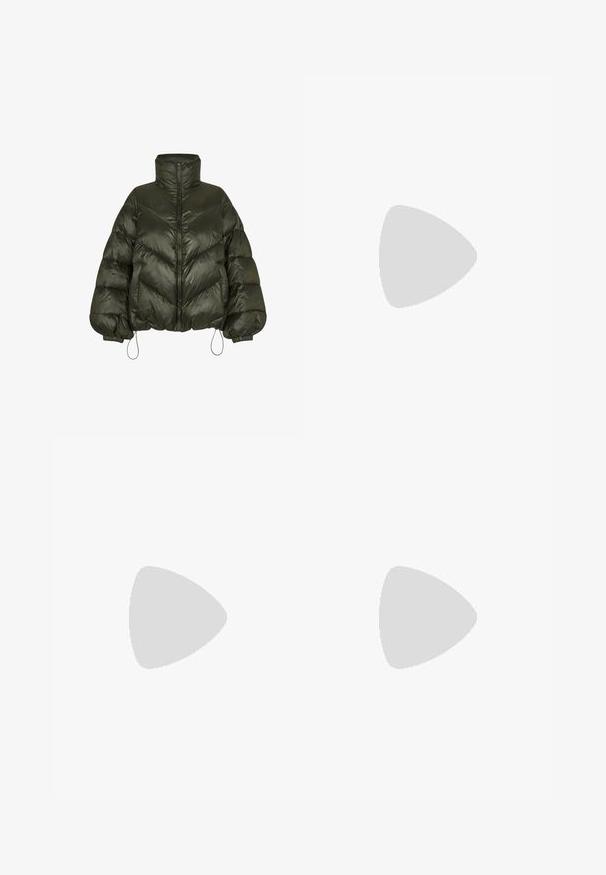 Dunkelgrüne gesteppte Jacke mit hohem Kragen, Frontreißverschluss, elastischen Bündchen und verstellbaren Kordeln am Saum und an den Ärmeln.; Schwarzer Hoodie mit langen Puffärmeln, Kängurutasche und einem Etikett innen am Halsausschnitt vor hellem einfarbigem Hintergrund.; Schwarze eng anliegende Leggings mit hohem Bund und glattem Stoff, flach auf einem weißen Hintergrund dargestellt.; Braune Wildleder-Stiefeletten mit einem weichen Futter, dicker beige Plateau-Sohle und einer Zuglasche auf der Rückseite. Strukturiert Oberfläche mit sichtbaren Nähdetails.