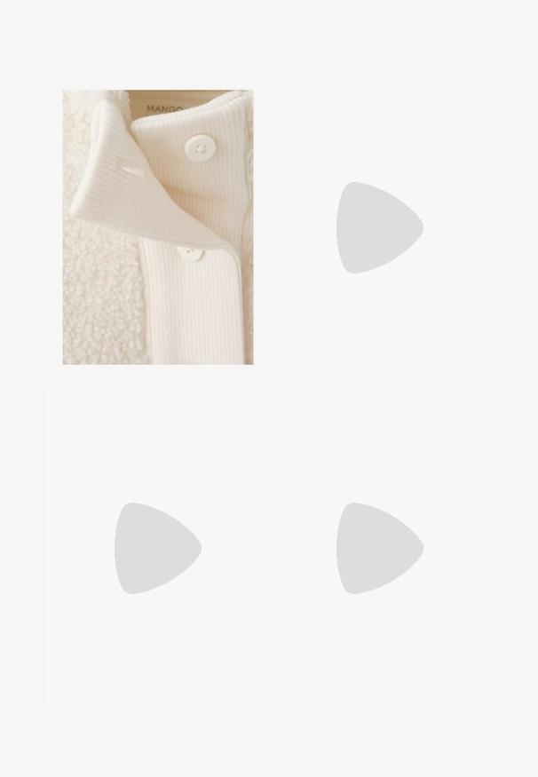 Primer plano del puño de tela acanalada color crema con dos botones blancos en un cuello de chaqueta crema texturizado y esponjoso.; Top blanco de manga larga, elástico, con cuello redondo, textura suave, diseño ajustado y detalles acanalados en las mangas y el dobladillo.; Jeans de pierna ancha en un suave tono azul, confeccionados en denim. Presentan corte recto, diseño de cinco bolsillos y un cierre de botón en la cintura.; Zapatos de plataforma de ante marrón con punta redonda, detalles recortados y una suela resistente, acompañados de una falda de mezclilla en un entorno de suelo de madera.
