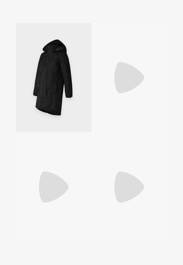 Sort isoleret parka med hætte, frontlys lukning, snøreliv og sidelommer. Glat tekstur med mat finish.; Sort langærmet graviditetstop lavet af tekstureret stof. Har en snøret talje og sidelæg, der giver justerbar pasform.; Graviditetsjeans i mørkeblå denim. Slim fit med et strækbart, støttende mavebånd. Har sidelommer med lynlås ved anklen.; Sort faux lædersko med krokodillestruktur, rund tå, ankelstrop med metalspænde og en kraftig gummisål.