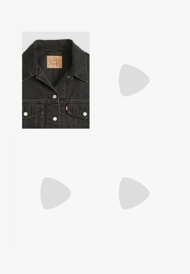 Zwarte denim Levi's jas met omgeslagen kraag, door knopen sluitbare zakken aan de voorkant, zilveren knopen en een bruine Levi Strauss & Co. label aan de binnenkant van de kraag.; Zwarte korte mouwen V-hals T-shirt van katoen, met een klein rood Levi's logo op de linkerkant van de borst. Soepele textuur, losse pasvorm.; Zwarte spijkerbroek met een rechte pasvorm. Voorzien van vijf zakken, metalen knoopsluitingen en oranje stiksels. Gemaakt van katoen.; Witte platform sneakers met een gladde leertextuur, geperforeerde details en platte veters; voorzien van een dikke witte rubberen zool.
