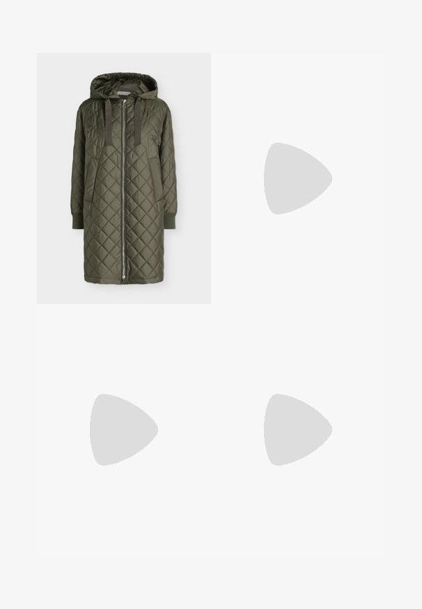 Lang olivengrøn quiltet frakke med hætte, frontlynlås, sidelommer, ribkanter og snore i hætten.; Lys grå turtleneck sweater lavet af blød strikstof, med lange ærmer og ribkant ved nederste kant og ærmerne. Ingen mønstre eller hardware detaljer.; Sorte viddebenede denimbukser med en tekstureret finish, udstyret med bæltestropper og en ren kant. Klassisk design, velegnet til forskellige lejligheder.; Brune balletflade sko i stof med spids tå og glat tekstur, med lav hælkappe og tynd sort sål. Ingen synlige mønstre eller beslag.
