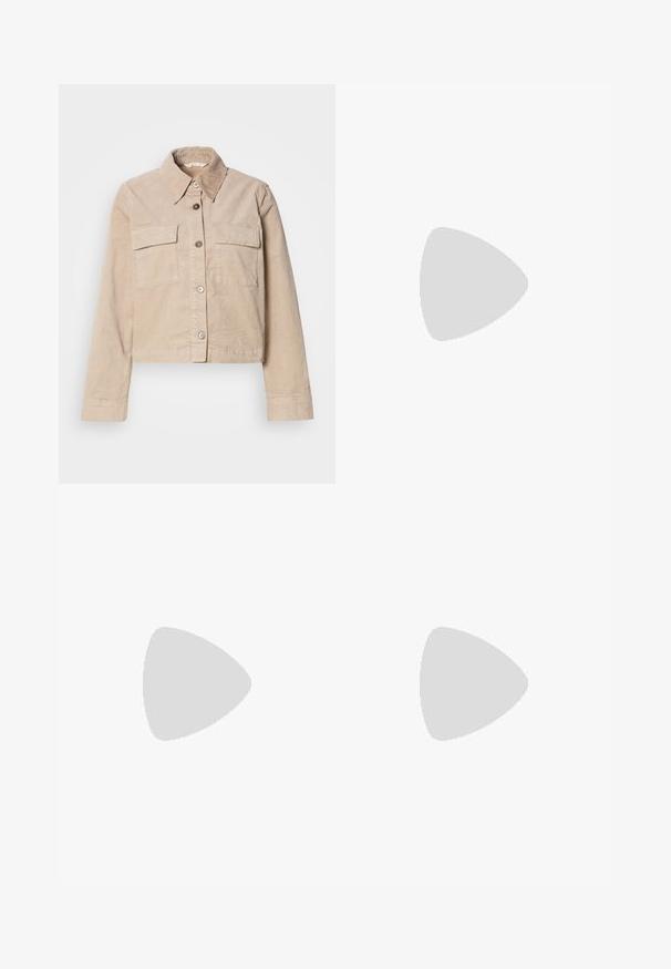 Veste beige coupée en coton. Présente un col pointu, deux poches avant et une fermeture à boutons. Tissu texturé avec un léger éclat.; Pull à col roulé noir en maille légère. Il possède des manches longues, une coupe ajustée et une texture côtelée douce.; Jupe en jean foncé avec un motif subtil de petits pois blancs, poches avant, fermeture à bouton doré et surpiqûres blanches le long de l'ourlet.; Bottines en cuir beige jusqu'aux genoux avec un bout pointu et un talon bloc transparent. Texture lisse et détails de couture minimalistes sur la tige.