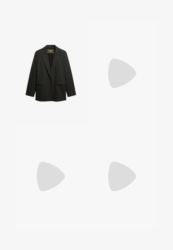 Blazer negro a rayas finas con solapa muesca, cierre de un solo botón, dos bolsillos frontales y una textura de tela suave.; Body de manga larga blanca con escote en V profundo y mangas acampanadas, con cierres a presión en la entrepierna.; Falda de mezclilla de cintura alta, en azul medio. Presenta una costura delantera distintiva, aberturas laterales y diseño de cinco bolsillos estándar.; Botas de cuero negro hasta la rodilla con puntera cuadrada, tacón ancho y una correa decorativa con acentos metálicos alrededor del tobillo. Textura suave.