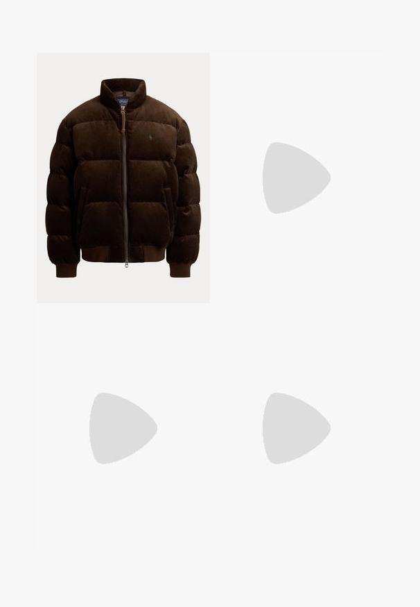 Mørkebrun polstret jakke med høj krave, lynlås foran, sidelommer, ribstrikkede manchetter og kant samt lille grønt broderet logo på brystet.; Grøn strikket sweater med et broderet motiv af en bjørn iført brun jakke, gul tørklæde, stribet skjorte og blå jeans. Rødt "RL"-logo ved kanten.; Brune corduroy bukser med en elastisk talje med snøre, sidelommer og lige ben med tekstureret ribbing.; Mørkebrun lavtop sneaker med sort sål, sorte snørebånd og mesh sidepanel med lille sort logo.