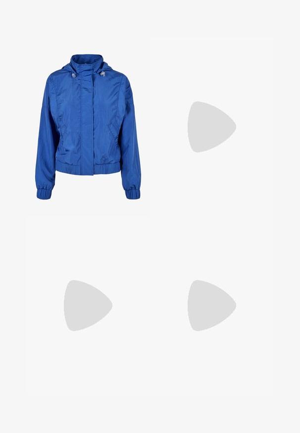Veste coupe-vent bleue à capuche avec des poignets et un waistband élastiques, fermeture éclair frontale recouverte d'un rabat en tissu, et cordons de serrage ajustables pour la capuche.; T-shirt bleu clair court en tissu doux. Caractérisé par un col rond et des manches courtes. Texte "Street Dreams" imprimé en blanc sur le devant.; Leggings bleu clair en tissu extensible, dotés d'une large ceinture et d'un design perforé sur les côtés pour la ventilation.; Baskets de sport blanches avec des superpositions texturées, système de laçage, semelle épaisse et tirant au talon, avec des détails de marque discrets.