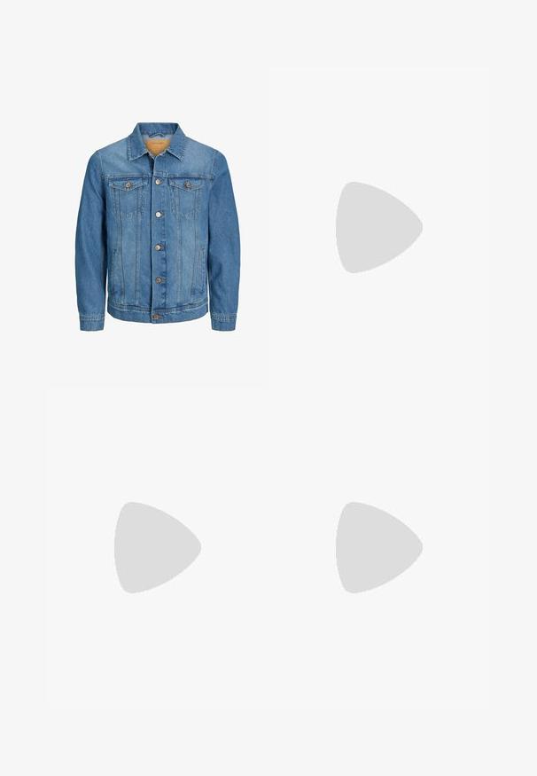 Blauwe denimjas voor heren met knoopsluiting aan de voorkant, twee klepzakken op de borst, twee steekzakken aan de zijkanten, een kraag en lange mouwen.; Ronde hals kortemouwen t-shirt in effen wit, gemaakt van zachte katoen, heeft een eenvoudig ontwerp zonder zichtbare patronen of accenten.; Zwarte slim-fit broek met knoop- en ritssluiting, riemlussen en rechte pijpen op een witte achtergrond.; Witte vetersneaker die boven een houten bank zweeft met groene bladeren op de achtergrond, waarbij het ontwerp en de textuur van de schoen worden getoond.