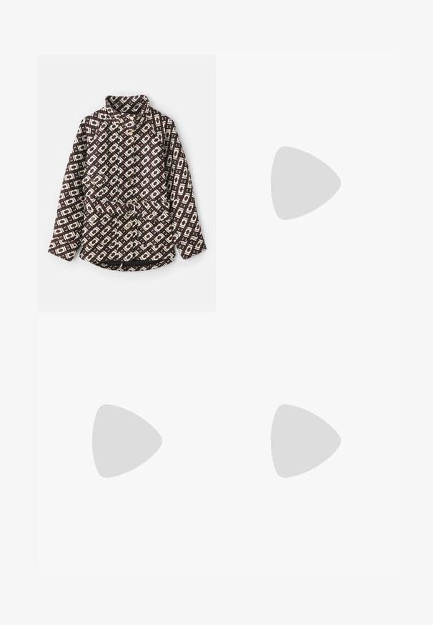 Mønstret jakke i brun og creme med et geometrisk design, høj krave, perle-lignende knapper, og en talje med bælte og metalring.; Grå t-shirt med korte ærmer og rund hals, med en priklet tekstur over det hele. Fremstillet af blødt stof med en afslappet pasform.; Sorte, fuzzy bukser med et tekstureret design, der har en høj talje og to frontlommer prydet med runde blomsterudsmykninger.; Flad balletsko med tigerstribet mønster, sort kant, lille sløjfe foran og lav stablet hæl på hvid baggrund.