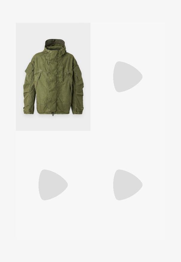 G-STAR Parka - overdye shadow olive gd; Donkerbruine hoodie met een voorste kangaroozak en witte tekst in Old English-stijl met "Dropsize" op de borst.; Lichtgroene cargoshorts met meerdere klepzakken, riemlussen, knoopsluiting en verstelbare trekkoorden bij de broekspijpen.; Laag model grijze sneaker met dikke, gestructureerde veters, gevoerde kraag, gestikte panelen en een geribbeld rubberen zool voor grip.