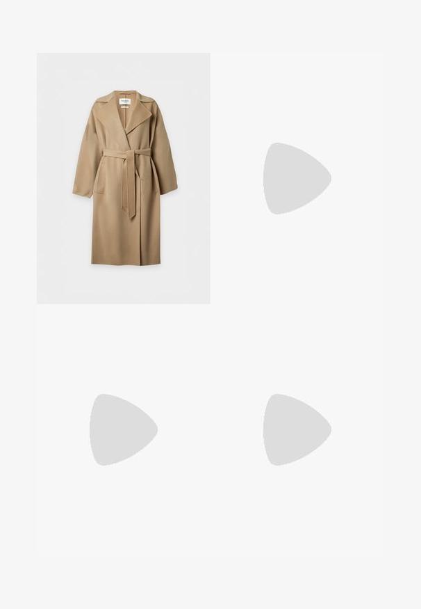 Lang kamelfarvet uldfrakke med brede revers, to forlommer og et matchende stofbælte bundet i taljen, vist på en ensfarvet baggrund.; Brun, cropped sweater med en høj, fold-over hals, lange ærmer og et blødt, tekstureret stof. Minimalistisk design uden synlig hardware.; Beige brede bukser lavet af stof, med frontfolder og to sidecargo-lommer. Indeholder en frontknaplukning.; Mørkebrun ruskind ankelstøvle med lav blokhæl og sidelås, slank rundet tå, på ensartet lys baggrund.