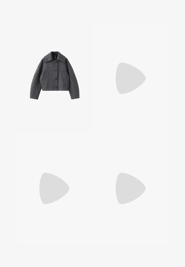 Donkergrijze geruite knoopjas met grote kraag en twee voorzakken, plat gelegd op een witte achtergrond.; Effen wit T-shirt met korte mouwen en een ronde hals, rechte zoom en een klein zwart label aan de binnenkant van de kraag.; Blauwe jeans met wijd uitlopende pijpen, vervaagde voorkant van de dijen, voorzakken, riemlussen en knoopsluiting.; Mango Instappers - black