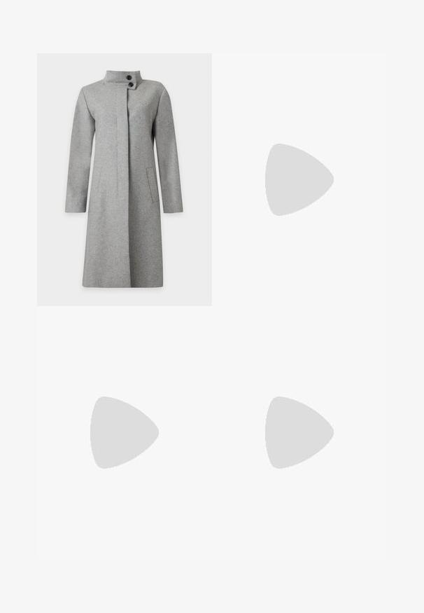 Long manteau en laine gris clair avec col montant fermé par deux boutons noirs et poches latérales fendues, présenté sur fond blanc.; Pull col roulé beige à côtes, avec des manches longues et une coupe ajustée, présentant un col haut et un motif de tricot texturé.; Pantalon large bleu marine à taille haute avec un devant épuré, présenté sur un fond gris clair uni.; Chaussure plate en cuir noir à bout pointu avec talon bas et finition lisse, vue de côté sur un fond gris clair.