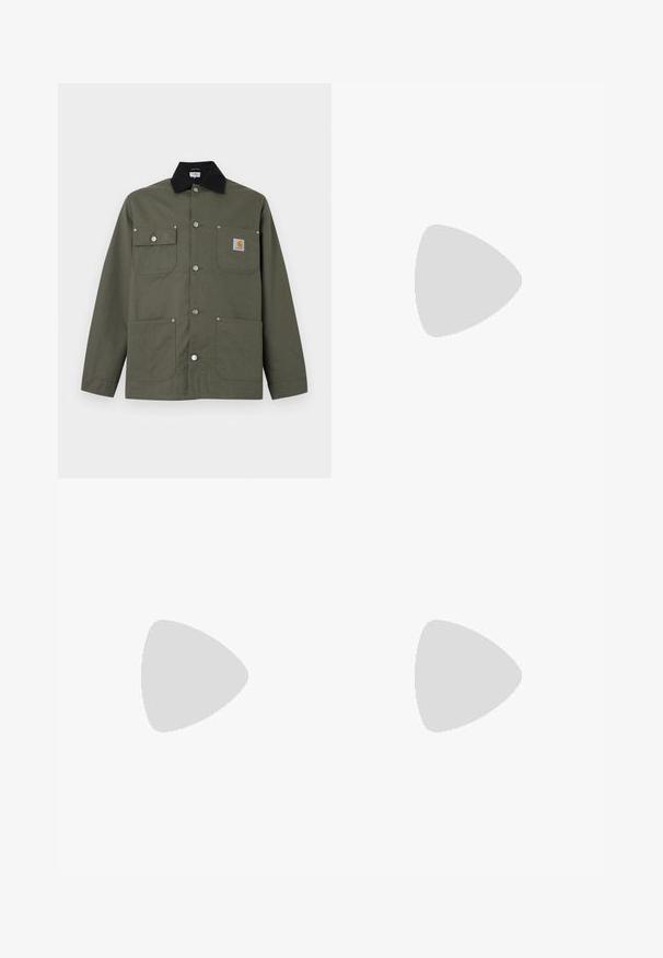Chaqueta de lona verde con cuello negro, cuatro bolsillos delanteros, cierre con botones de presión y un pequeño parche con el logo de Carhartt en el bolsillo del pecho.; Camiseta henley de manga corta de color gris claro con cuello redondo y tres botones blancos en la tapeta frontal.; Pantalones marrón claro de corte recto con botón y cremallera delanteros, bolsillos delanteros y de moneda, y costuras blancas visibles.; Botín de cuero pulido marrón con cordones, flotando sobre un suelo de concreto claro y agrietado, con plantas borrosas y una ventana al fondo.
