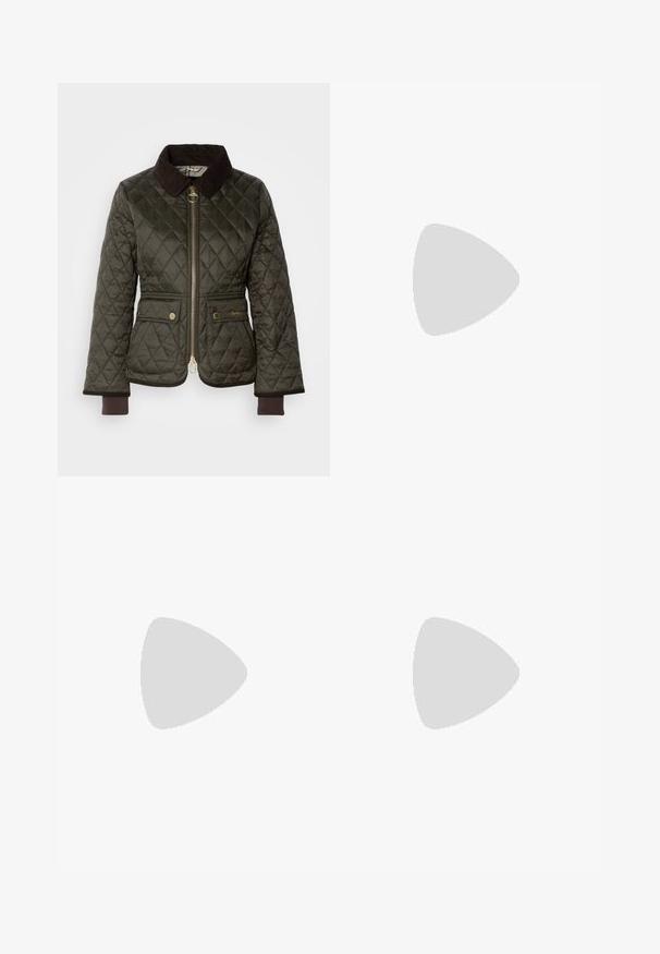Donkergroen gewatteerd jack met een bruine corduroy kraag, voorritssluiting, twee zakken en geribbelde manchetten. Gouden hardware accenten op de zakken.; Witte blouse met lange mouwen, knoopsluiting, een knoopsluitkraag en een klein geborduurd logo op de linkermanchet.; Beige slim-fit pantalons met hoge taille, met twee kleine decoratieve knoopjes op de tailleband en een knoopsluiting flapzak aan de rechterzijde.; Zwarte rubberen regenlaars, met een hoge ontwerp en een gladde matte afwerking. Bevat een dikke zool met ribbels en een logo-accent aan de zijkant.