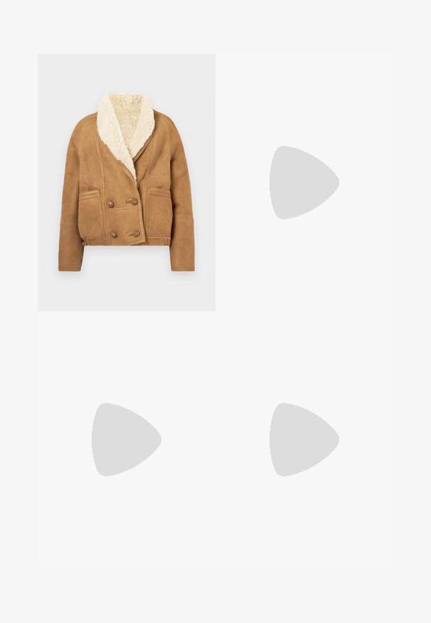 Pruun suede jakk, millel on suur kreemjas faux shearling-kaelus, kahe nööbiga ettepoole kinnitamine ja kaks esi-taskut.; Pikkade varrukatega pluus, millel on lipsukaelus, valmistatud kergest kangast, millel on mitmevärviline lille- ja abstraktne muster heledal taustal.; Tumesinised laiema lõikega teksapüksid kõrge vöökohaga, millel on viis taskut ja peened õmblused. Sile tekstuur klassikalise disainiga.; Mustad mustad, mis on valmistatud kunstnahast, külgzipperiga, tugeva kontsaga, platvormi tallaga ja silmusena tõmblukuga taga.