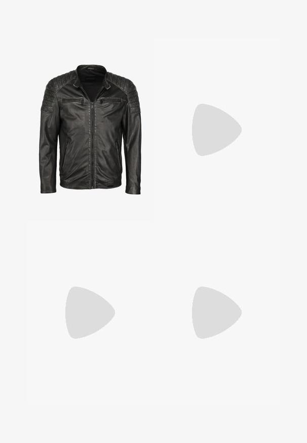 Zwarte leren jas met gequilte schouderdetails, ritssluiting aan de voorkant en twee ritszakken; soepele textuur, slim fit ontwerp.; Grijze denim overhemd met lange mouwen, knoopsluiting aan de voorkant, twee borstzakken, spitse kraag en gestikte details langs de naden en schouders.; Zwarte cargobroek met meerdere grote klepzakken, riemlussen en een rechte pijpsnit, zijaanzicht.; Zwarte leren combatboot met veters, metalen oogjes, robuuste zool, trekband aan de hiel en een decoratieve gesp op de zijkant.