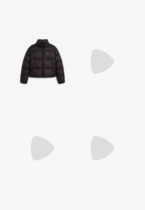 Schwarze Steppjacke mit hohem Kragen, Frontreißverschluss, Seitentaschen und kleinem weißem "cK"-Logo auf der linken Brustseite.; Schwarzer Pullover aus weichem Material, mit rundem Hals, gerippten Bündchen und einem kleinen CK-Logo auf der Brust. Einfaches, minimalistisches Design.; Graue weit geschnittene Hose aus leichtem Stoff, mit elastischem Bund, Kordelzug und zwei seitlichen Taschen mit Knopfakzenten.; Schwarze Leder-Ankle-Boots mit spitzer Zehe, niedrigem Blockabsatz und dezentem, geprägtem Logo. Glatte Oberfläche mit einem eleganten Design und minimalen Nähten.