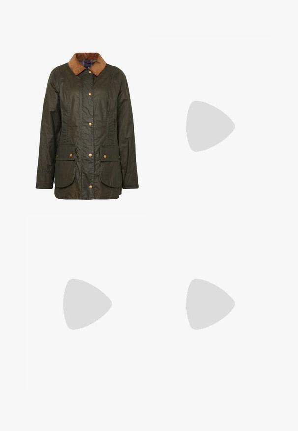 Barbour gewaxte katoenen jas in donkerolijf groen met een corduroy kraag, drukknoopsluiting en twee voorzakken. Gelaagd, duurzaam ontwerp.; Gina Tricot CARGO SHIRT - Overhemdblouse - khaki green; Donkere bruine slim-fit broek met voorzakken, riemlussen en rechte pijpen, plat uitgestald op een witte achtergrond.; Barbour KINGHAM - Regenlaarzen - black