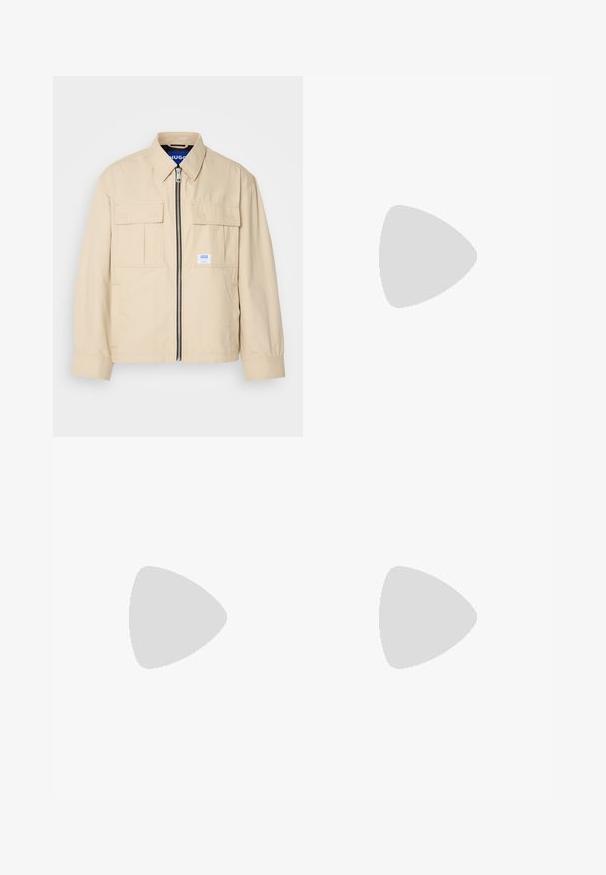 Beige jakke med lynlås foran, to brystlommer og en lille brandingetiket. Fremstillet af et glat, let materiale.; Hvid polo-shirt i bomuld med korte ærmer, krave og tre-knaps lukning. Subtil logo detalje på brystet. Glat tekstur.; Beige, tapered bukser med elastisk talje og snor. Glat stof med et rent design uden synlige mønstre eller hardware.; Hvide sneakers med en glat læderfinish, rund tå, fire snørehuller, subtile perforeringer og en rød logo detalje på siden.