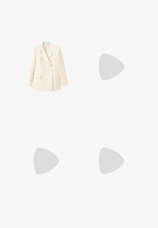 Crèmekleurige damesblazer met brede revers, eenknopsluiting en voorflapzakken, weergegeven op een witte achtergrond.; Witte mouwloze haltertop met diepe V-hals en geplooide zijkanten, ontworpen voor een aansluitend silhouet.; Crème-kleurige shorts van gestructureerde stof met een subtiel patroon, voorzien van een sluiting met een knoop aan de voorkant en zijzakken.; Witte leren muilezels met open teen, een kleine kitten heel en een decoratieve strik op het voorste bandje.