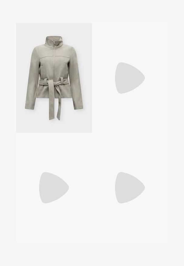 Veste zippée gris clair avec col montant et ceinture en tissu nouée à la taille, manches longues et texture lisse et douce.; Chemise gris clair à manches longues, boutonnée, avec col, sept boutons foncés sur le devant et ourlet droit.; Pantalons ajustés gris foncé avec un design à jambes droites, en tissu texturé avec de subtiles speckles. Présente un devant plat et des passants de ceinture.; Pompe en cuir noir avec un bout pointu et un petit talon carré. Texture lisse, lignes épurées, design simple sans motifs ni ornements visibles.
