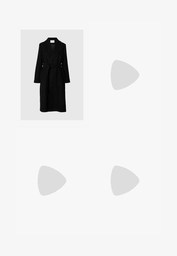 Dlhý čierny zavinovací kabát so širokými klopami a látkovým opaskom zviazaným v páse, zobrazený na neutrálnom pozadí.; Čierny dlhý rukáv turtleneck top vyrobený z textúrovanej látky, charakterizovaný slim fit strihom a minimalistickým dizajnom bez viditeľných vzorov alebo kovových doplnkov.; Čierne široké nohavice s skladmi, bočnými vreckami a pásom s pútkami na opasok.; Čierne kožené vysoké členkové topánky so štvorcovým špičkou a bočným zipsom. Hladká textúra a minimalizované prvky; kombinované s čiernou koženou sukňou.
