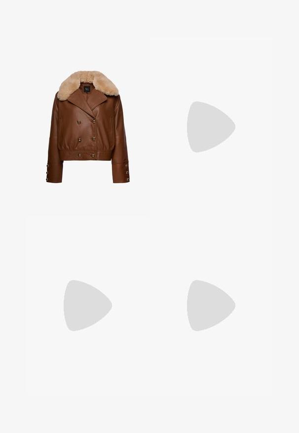 Brun læder dobbeltkneppet jakke med beige pelskrave, knapmanchetter og to sidelommer, forfra på hvid baggrund.; Brun ribbet turtleneck sweater med lange ærmer og cropped silhuet, med et tykkere, struktureret strikdesign.; Bredde ben blå denim jeans har en lys vask, høj talje, frontlommer og en subtil falmeffekt langs benene. Afsluttet med en knaplukning.; Brune ruskindsankelstøvle med en rund tå og en platformsål. Har en lille hæl og en løkke for nem påtagning. Tekstureret overflade med syningsdetaljer.