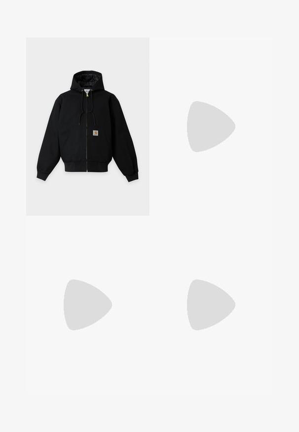 Schwarze Kapuzenjacke mit Reißverschluss, Fronttaschen, Kordelzug an der Kapuze und kleinem rechteckigem orangefarbenem Logo-Patch auf der Tasche.; Weißes Langarm-T-Shirt aus Baumwolle. Mit kleinem goldenem Logo auf der Brust und Rundhalsausschnitt. Einfaches Design und normale Passform.; Schwarze weit geschnittene Baumwollhose. Verfügt über einen Knopfverschluss, Gürtelschlaufen und Seitentaschen. Glatte Textur mit tailliertem Schnitt.; Brauner Leder-Stiefelette mit schwarzem Kragen, gelben Schnürsenkeln und hellbrauner Sohle. Verfügt über ein Logo und weiße Ziernähe. Robuste Profilsohle.