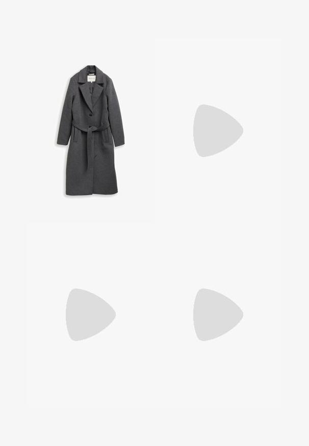Lang, mørkegrå uldfrakke med brede revers, to forende knapper, sidelommer og et matchende bælte bundet om taljen.; Grå strikket sweater med løs pasform, bred halsudskæring og lange ærmer. Stoffet virker blødt og har en tekstur, der antyder varme.; Sorte bukser med lige ben, elastisk talje og knaplukning. Lavet af vævet stof med en glat tekstur.; Knæhøje sorte pufferstøvler med fake fur kant, skinnende vandtæt overdel, tekstureret sål og justerbar snøre detaljer.