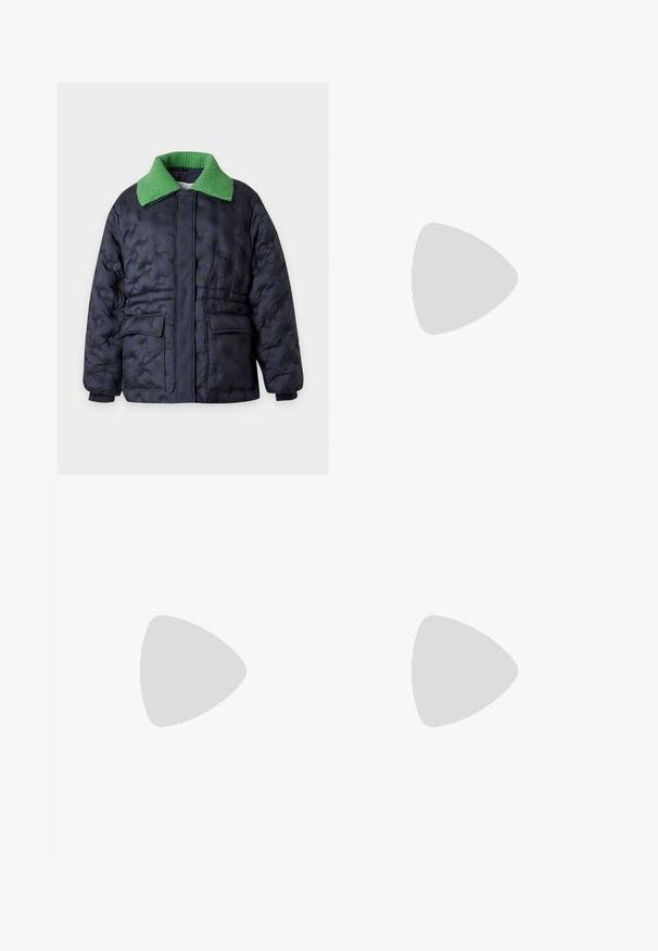 Marineblauwe doorgestikte jas met subtiel polkadotpatroon, grote voorzakken en een contrasterende felgroene gestructureerde kraag.; Groen-wit gestreept shirt met lange mouwen, een ronde halslijn en lichtblauwe manchetten, gemaakt van een zachte, rekbare stof.; Donkerblauwe rechte denim jeans met voorste knoop, ritssluiting en ontwerp met vijf zakken.; Bruine leren instapper met een beige rubberen zool, contrasterend gevlochten detail op de bovenkant en een decoratieve gesp-accent.