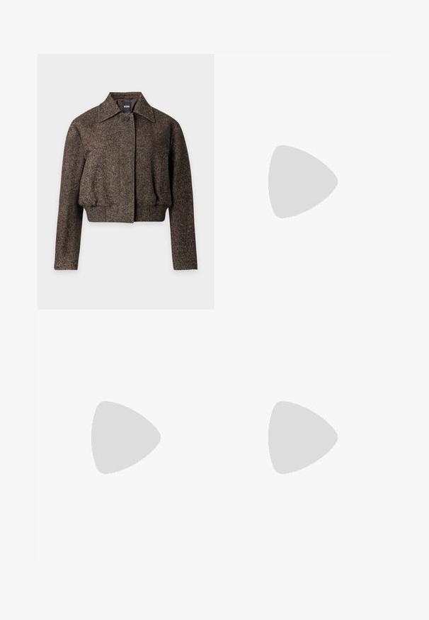 Chaqueta corta marrón de mezcla de lana con espiga, con cuello, cierre de un botón, cintura elástica y mangas largas, de BOSS.; Top sin mangas negro de canalé con escote redondeado y tirantes anchos. Confeccionado en una tela suave y elástica, presenta un diseño ajustado.; Vaqueros beige de pierna recta con botones delanteros, cierre de cremallera, pasadores para cinturón y bolsillos delanteros y traseros, mostrados sobre un fondo blanco.; Tacón slingback negro de charol con punta afilada, que presenta un estampado de serpiente texturizado, correa ajustable y un tacón bloque corto y texturizado.