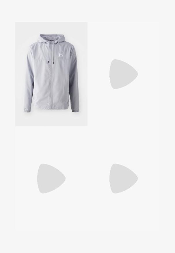 Gaiši pelēka viegla jaka ar kapuci, priekšējo rāvējslēdzēju, elastīgām aprocēm un Under Armour logo kreisajā krūtī. Gluda, ūdens izturīga materiāla.; Balts īss piedurkņu T-krekls ar apaļu kakla izgriezumu, raglanu piedurknēm, smalku logotipu uz krūtīm un kontrastējošu kakla apdari.; Melnas sporta bikses ar elastīgu jostu, sašaurinātiem galiem un baltu logotipu sānos. Izgatavotas no viegla, izturīga auduma.; Baltas sieta sporta apavi ar teksturētu virsu un elastīgām mežģīnēm. Zole ir ar amortizāciju un viļņu rakstu. Valkāti kopā ar bēšiem biksēm uz koka grīdas.