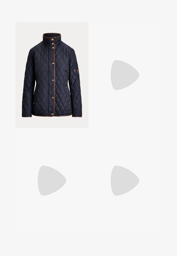 Chaqueta acolchada azul marino con botones dorados, ribete marrón, cuello alto, bolsillos laterales y un bolsillo con cremallera en la manga izquierda.; Camisa blanca de manga larga con botones, con cuello clásico y botones delanteros visibles, mostrada sobre un fondo liso.; Pantalones de algodón marrón con un diseño ajustado, parte delantera plana y bolsillos estándar; textura suave y puños dobladillos.; Bota de cuero marrón hasta la rodilla con punta redonda, que presenta dos hebillas en tono dorado en el tobillo y una textura suave y pulida.