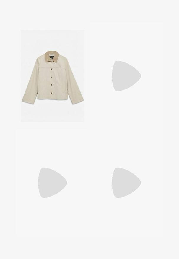 Veste beige clair avec col contrastant couleur camel, fermeture boutonnée devant, manches longues et deux poches latérales.; T-shirt blanc à manches courtes en maille côtelée avec col rond, présenté sur un fond uni gris clair.; Pantalon court large noir avec poches avant, taille à cordon et liens ajustables aux ourlets des chevilles.; Chaussure bateau en cuir marron avec lacets, détails de couture et logo Timberland sur le côté, présentée sur un fond blanc.