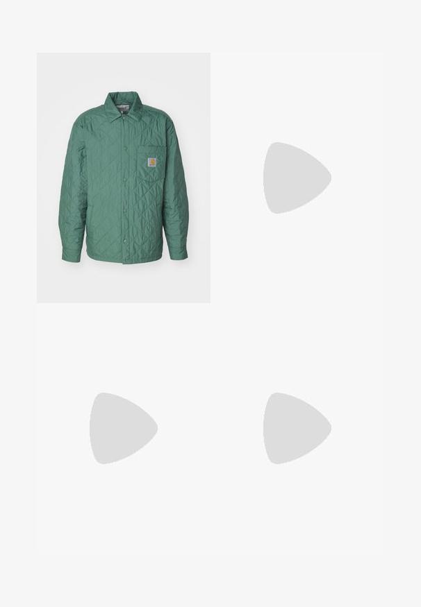 Quiltet jakke i gedempet grøn med krave, trykknaplukninger og en brystlomme med et logo. Letvægtigt, tekstureret stof.; Hvid bomulds t-shirt med korte ærmer, rund hals og et lille guld logo på venstre brystområde. Blød tekstur og almindelig pasform.; Khakifarvede bomuldssbukser med lige ben, forlommer og knaplukning. Glat tekstur og forstærkede sømme for holdbarhed.; Brun læder bådsko med sorte snørebånd, beige syninger og en robust sål, hængende over en grå betongulv.