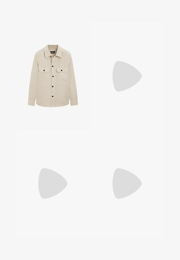 Beige overhemd met lange mouwen, een klassieke kraag, twee borstzakken met knopen en een knoopsluiting aan de voorkant.; Effen witte katoenen T-shirt met korte mouwen en ronde hals, weergegeven op een lichtgrijze achtergrond.; Lichtblauwe denim shorts met een ontspannen pasvorm, vijf-pocket ontwerp, enkele knoopsluiting en contrasterende stiksels langs de naden.; Witte canvas sneakers met een marineblauwe hielaccent, platte rubberen zool, ronde neus en witte veters. Kenmerkt logo op de zijkant.