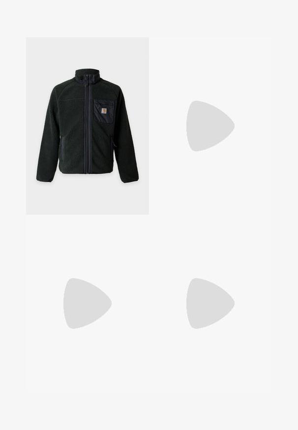 Tmavozelená fleece bunda s celoprepínacím zipsom, stojacím golierom, náprsným vreckom na zips s logom a dvoma bočnými vreckami na zips.; Levanduľová košeľa s dlhým rukávom s malou grafikou a textom na ľavej strane hrudníka, zobrazujúca zložitý kruhový dizajn.; Čierne denimové nohavice s širokými nohavicami a vysokým pásom, predným gombíkom, zipsom a žltým prešívaním na vreckách a švoch.; Čierne semišové skateboardové topánky s textúrovaným povrchom a logom, ktoré sú spárované so sivými kordovými nohavicami s ryhovanou textúrou. Zelený povrch podlahy.