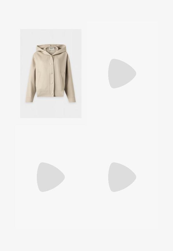Veste beige à capuche avec boutons-pression à l'avant et deux poches latérales, présentée sur un fond blanc.; Polo blanc manches courtes avec col, deux boutons et petit texte "CLOSED" brodé sur la poitrine gauche et à l’intérieur du col.; Jean denim bleu à jambes larges avec fermeture devant par bouton et zip, passants de ceinture et poches avant, présenté sur fond uni clair.; Ballerines en cuir noir avec un bout rond, texture lisse, détails de couture minimalistes et design de semelle flexible.