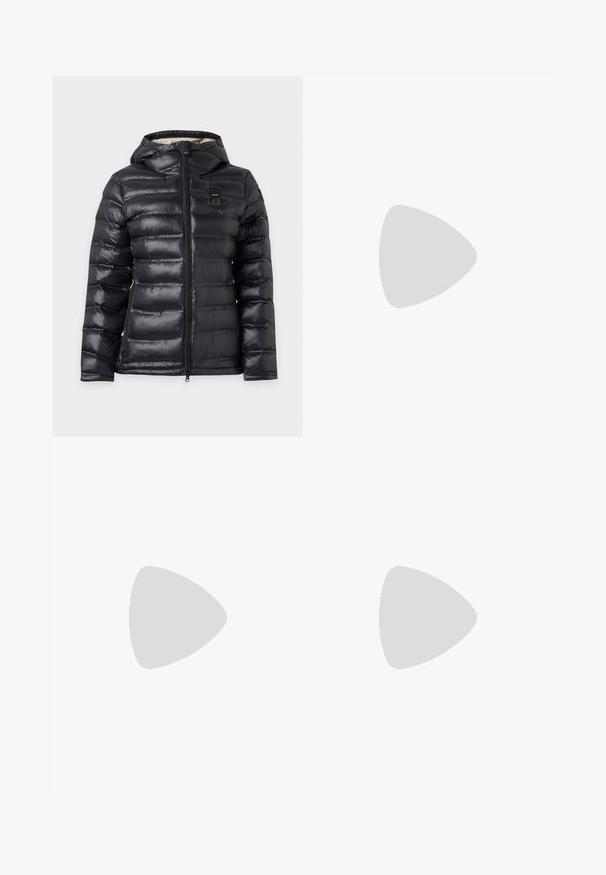 Veste matelassée noire avec capuche, fermeture éclair intégrale à l'avant et petite pièce rectangulaire sur la partie supérieure de la poitrine.; Pull gris clair à manches longues avec un col rond et une coupe légèrement ample, présenté sur un fond clair uni.; Jean en denim noir évasé avec une taille haute, cinq poches et une fermeture à bouton métallique. Texture lisse et détails de couture contrastés.; Filippa K REY FLATS - Ballerines - bright red