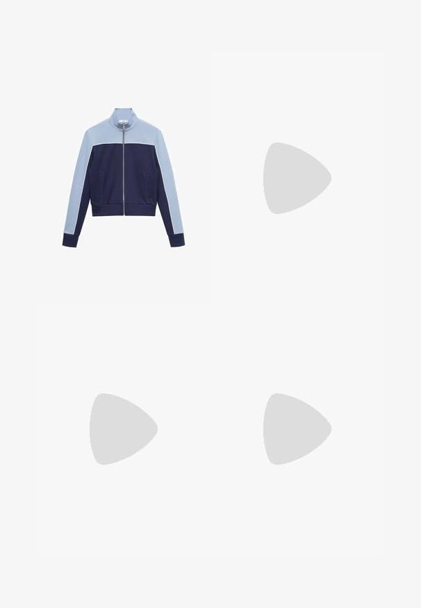 Lyseblå og marineblå zip-up jakke med ståkrave og to forlommer, der har kontrasterende vandrette og ærme farveblokke.; Hvid kortærmet t-shirt lavet af blød bomuld, med rund halsudskæring og en tætsiddende form. Ingen synlige mønstre eller udsmykninger.; Sorte bredde-bukser lavet af letvægtsstof, med en elastisk talje og snøre for justerbar pasform. Glat tekstur.; Cremefarvede lædersneakers med tre mørke striber, en brun gummisål og en afrundet tå. Har en foldbar tunge mærket "SAMBA."