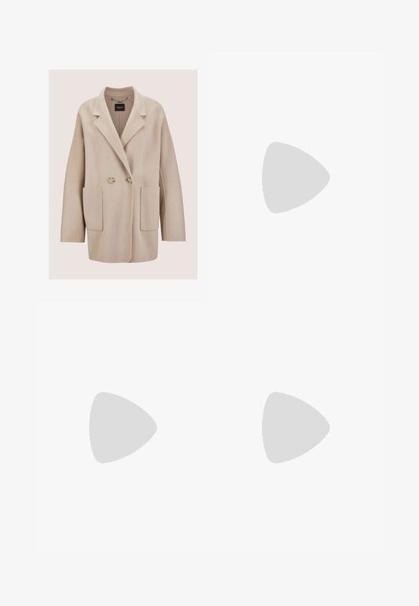 Beige dubbelgeknoopte wollen jas met brede revers, twee voorzakken met kleppen en knoopsluiting, getoond op een neutrale achtergrond.; Beige satijnen blouse met hoge nek en lange mouwen, met een geplooide voorkant en een kleine sleutelgatknopen sluiting aan de achterkant van de hals.; Calvin Klein TAILORED STRAIGHT PANT - Broek - cinder; Zwarte leren trenchcoat met knopen en riemdetails, gecombineerd met lichtbruine getailleerde broek en zwarte loafers, zittend op een houten kruk.