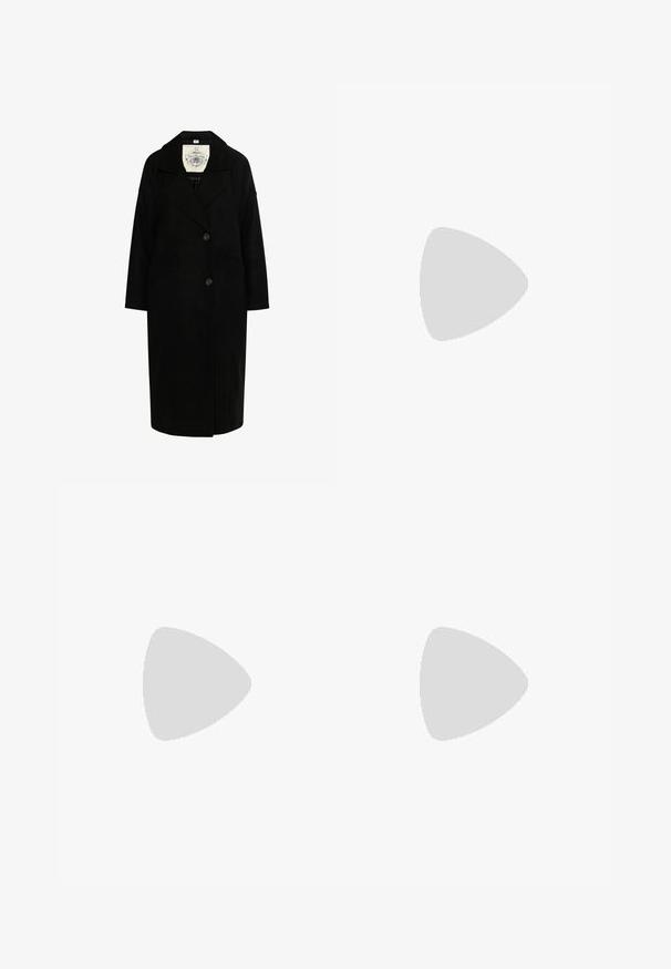 Lange zwarte mantel met enkele knoopsluiting, brede revers, twee knopen, zijzakken en een wit label aan de binnenkant van de kraag.; Zwarte geribde turtleneck trui met lange mouwen. Gemaakt van gebreid materiaal met een slim-fit ontwerp. Gladde textuur en hoge halsdetail.; Zwarte broek met hoge taille, wijde pijpen, riemlussen en voorvouwen, afgebeeld op een witte achtergrond.; Zwarte leren enkelboot met een spitse neus en een chunky vierkante hak. Glad oppervlak met een naadloos ontwerp en minimalistische stiksels.