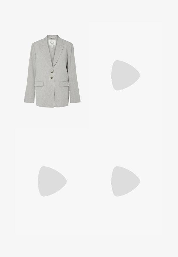 Hellgrauer Leinenblazer mit Reverskragen, zwei Knöpfen vorne, Pattentaschen und taillierter Passform.; Schwarzes langärmliges Turtleneck-Oberteil aus einem strukturierten Material, mit schlankem Schnitt und minimalistischer Gestaltung ohne sichtbare Muster oder Hardware.; Grau, weite Hosen mit strukturierter Oberfläche, die über vordere Falten und einen einzelnen Knopfverschluss an der Taille verfügen.; Schwarzer glänzender Lederloafer mit grober Sohle und niedrigem Blockabsatz, seitlicher Naht und einem breiten Riemen oben.