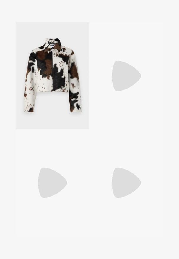 Chaqueta corta hecha de una tela suave con un estampado de vaca en blanco, marrón y negro, con cremallera frontal y cuello.; Camiseta negra ajustada de manga larga con cuello redondo y textura suave, mostrada extendida sobre un fondo gris claro.; Jeans de campana de color azul claro con una cintura alta, fabricados en denim. Cuentan con cinco bolsillos y un clasp de botón. Textura suave con un ligero desgastado.; Zapato de tacón slingback negro de punta afilada, hecho de cuero suave. Presenta un tacón delgado y un detalle de hebilla en la correa ajustable.