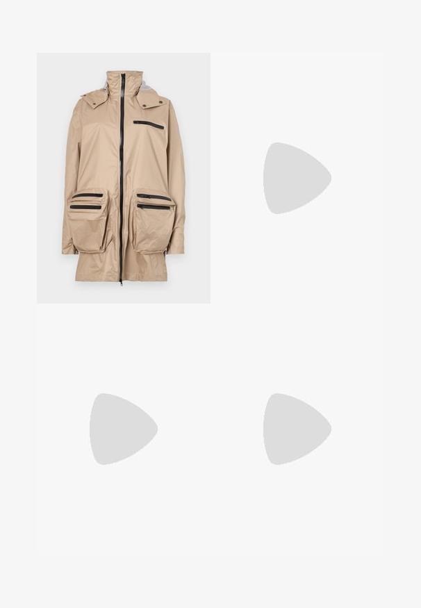 Beige waterdichte jas met hoge kraag, ritssluiting aan de voorkant en meerdere zwarte ritszakken op de borst en heupen. Glad textuur.; Korte beige gebreide trui met crème stoffen patches op de borstzakken en bovenste mouwen, met ritsen en knopen.; Beige gestructureerde stof met een fijn, ribbelpatroon. Het materiaal lijkt glad met een subtiele glans en valt zacht in plooien.; Witte hoge sneakers met een chunky, gestructureerde zool, voorzien van een gladde bovenkant, ronde neus en tonale veters, tegen een gele achtergrond.