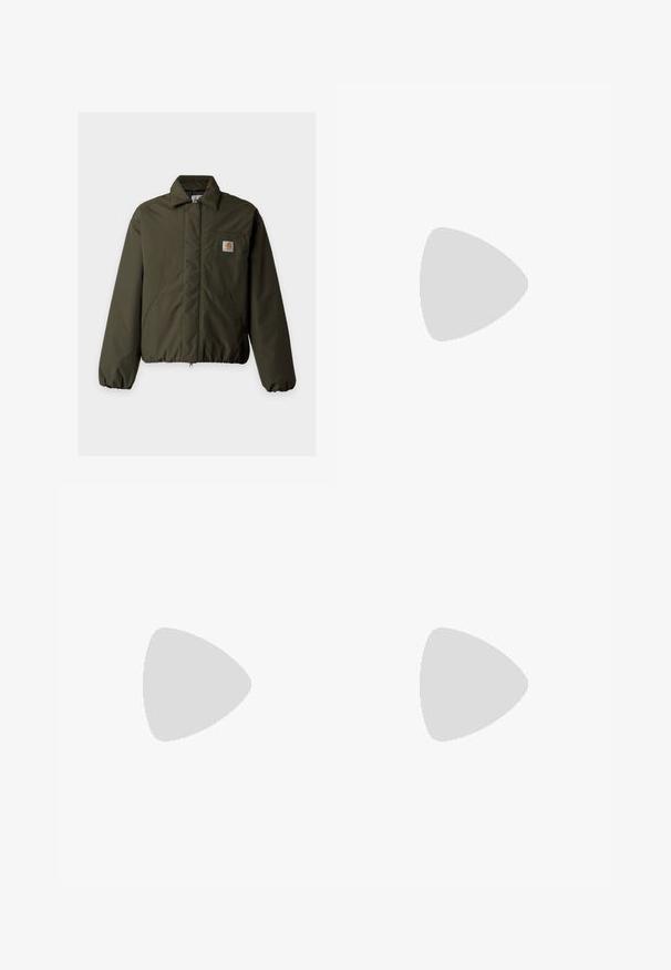 Olivovo zelená prešívaná bunda s golierom, dvoma prednými vreckami, elastickými manžetami a malou nášivkou s logom Carhartt na náprsnom vrecku.; Zelené tričko s krátkym rukávom, s textúrovaným vzorom listov, s oranžovým akcentom na golieri a voľným strihom. Vyrobené z priedušného materiálu.; Svetlozelené cargo nohavice s elastickým pásom a opaskom, majú dve bočné vrecká a hladkú textúru, navrhnuté pre pohodlie a funkčnosť.; Hnedé a béžové tenisky Nike P-6000 s čiernym vrchnákom, bočnými sieťovými panelmi a bielou polstrovanou podrážkou na neutrálnom pozadí.