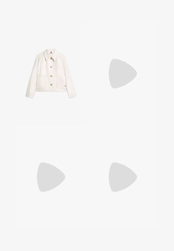 Veste écrue à boutons avec manches longues, deux poches avant, un col pointu et une petite broderie rouge sur la poche inférieure droite.; T-shirt blanc uni à manches courtes et col rond exposé sur un fond blanc, montrant la vue de face et des détails de couture minimaux.; Jean bleu clair taille haute à jambes larges avec bouton et fermeture éclair devant, poches avant et passants de ceinture sur fond blanc.; Mocassins en cuir noir avec un devant froncé, bout rond et un talon carré. Présentent une bande décorative et des détails de couture le long des bords.