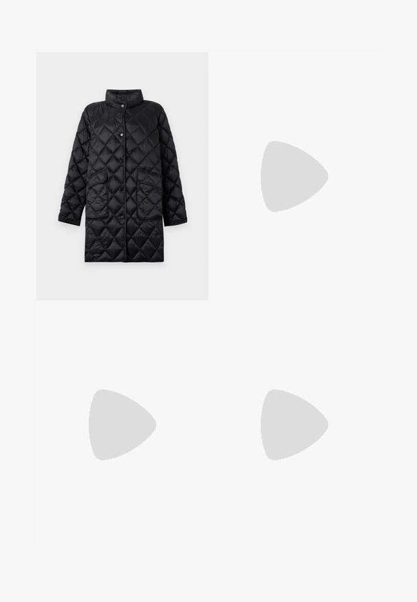 Long manteau matelassé noir avec col montant, fermeture pression et deux grandes poches avant.; Pull en maille côtelée gris clair à manches longues, avec une bordure noire au col haut et à l'ourlet. Texture douce et design décontracté.; Jean en denim gris taille haute, coupe droite, avec bouton à l'avant, fermeture éclair, et design classique à cinq poches.; Bottine en cuir marron foncé avec un talon carré reposant sur une surface en bois en plein air, avec en arrière-plan une herbe verte haute.