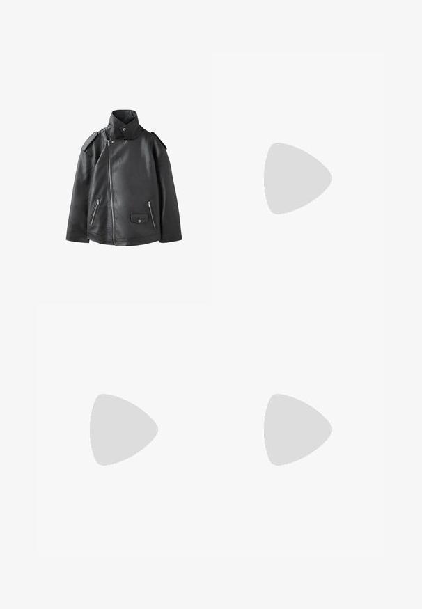 Veste en cuir noire avec col haut, fermeture éclair asymétrique à l'avant, poches zippées et poche à rabat avec bouton-pression sur le devant.; Haut gris à manches longues en coton doux, avec un décolleté en forme de bateau et un design court, présentant une texture lisse et sans motifs supplémentaires.; Jean en denim noir avec une coupe droite, présentant un style classique à cinq poches et une fermeture à bouton. Texture lisse, décoloration minimale.; Chaussons en daim marron avec un épais revers en fourrure légère, montés sur une semelle plateforme beige, associés à un jean en denim à coupe large.