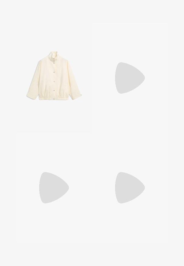 Elfenbensfarvet letvægtsjakke med høj krave, trykknaplukning foran, lange ærmer, elastisk kant og sidelommer.; Strikket kortærmet sweater i off-white med rund halsudskæring og en glat, blød tekstur. Enkel og klassisk design.; Hvide bukser med vide ben, elastik i taljen, snøre foran, sidelommer og synlige syninger på ensfarvet baggrund.; Fødder iført beige vævede Adidas sneakers med gummisåler og hvide ankelsokker på en grøn struktureret gulv.